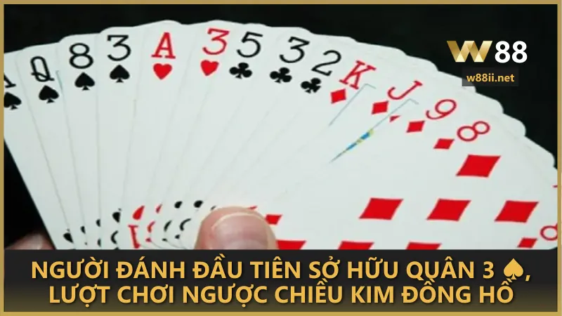 Người đánh đầu tiên sở hữu quân 3 ♠, lượt chơi ngược chiều kim đồng hồ